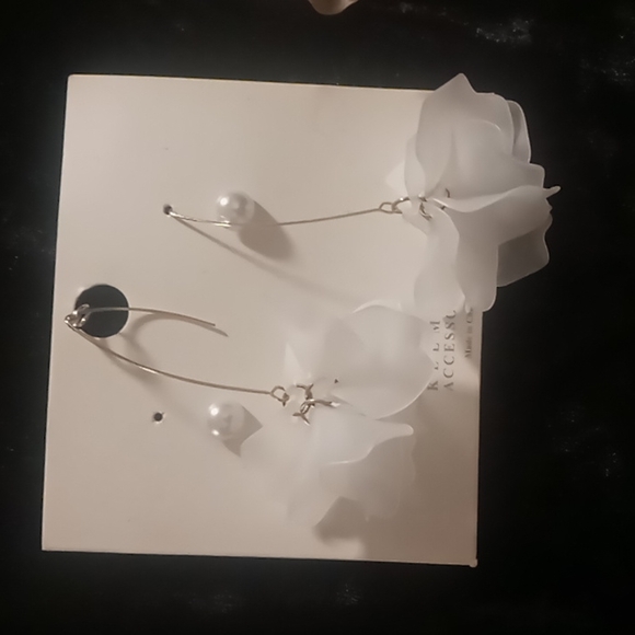 kellmall Jewelry - 3 sets of earings Flower pedals, pearl stud, chandelier style flower pedals